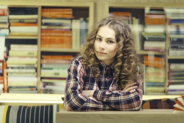 étudiant dans un portrait de bibliothèque