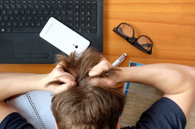 étudiant déchirant les cheveux pendant les études