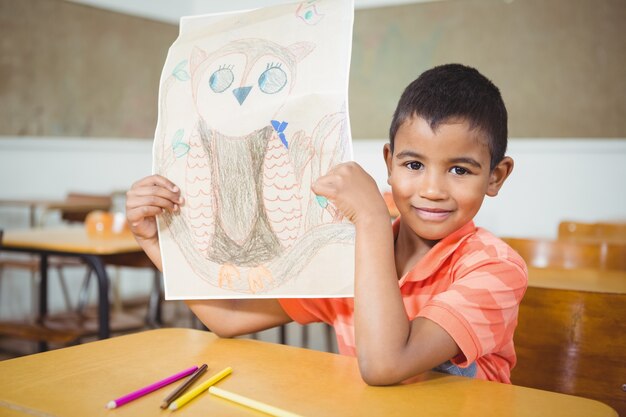 Photo Étudiant en dessinant sur une feuille de papier