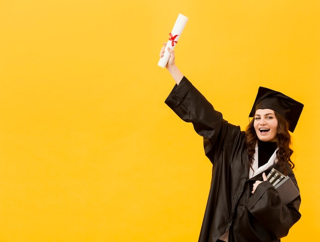 Photo Étudiant diplômé à plan moyen avec toge