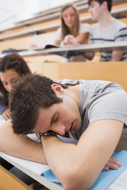 Photo Étudiant dormant à la salle de conférence