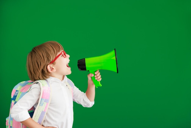 Étudiant enfant heureux contre tableau vert