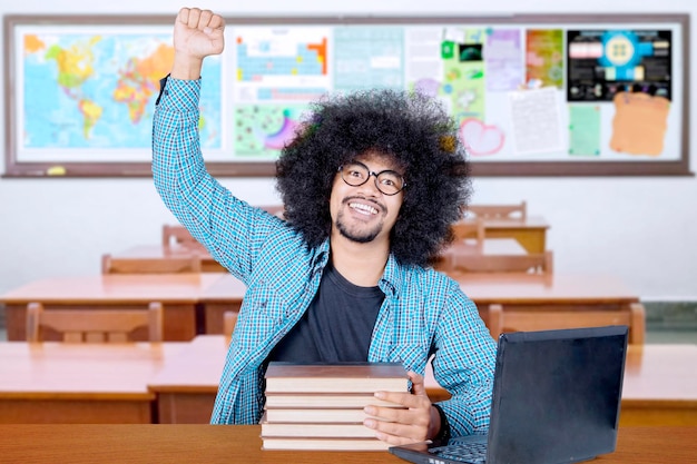 Un étudiant enthousiaste célèbre le succès en classe