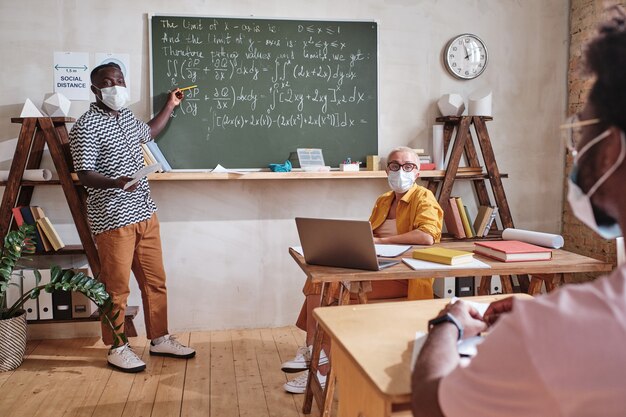 Photo Étudiant étudiant les mathématiques à l'école