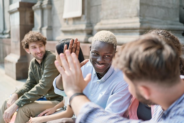 Photo Étudiant et étudiante se donnant un high five amical