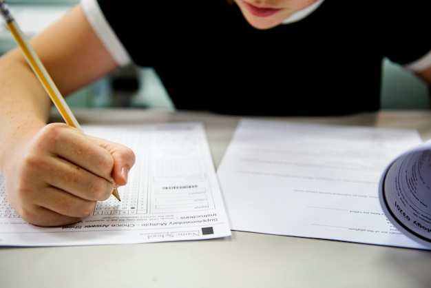 Photo Étudiant faisant l'examen de test