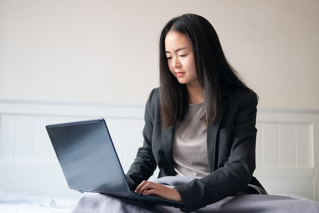 Photo un étudiant ou une femme d'affaires en échange travaille à domicile