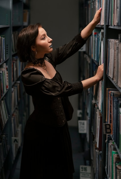 Photo Étudiant gothique dans la bibliothèque de l'école