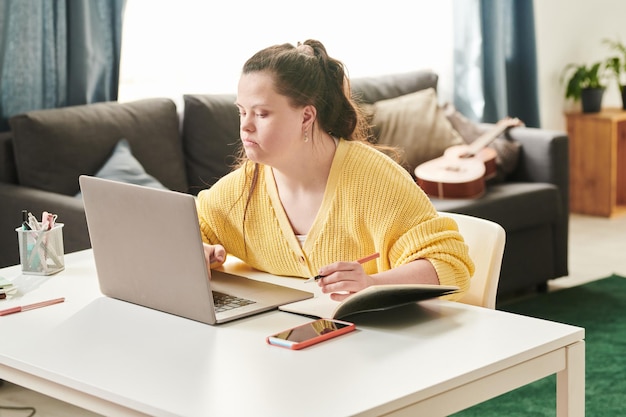 Étudiant handicapé Ding Devoirs