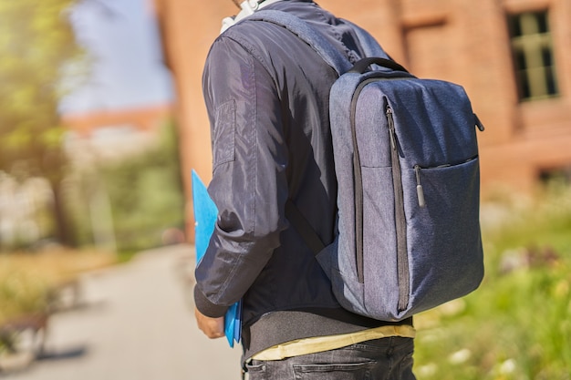 étudiant heureux sur le campus étudiant à l'extérieur