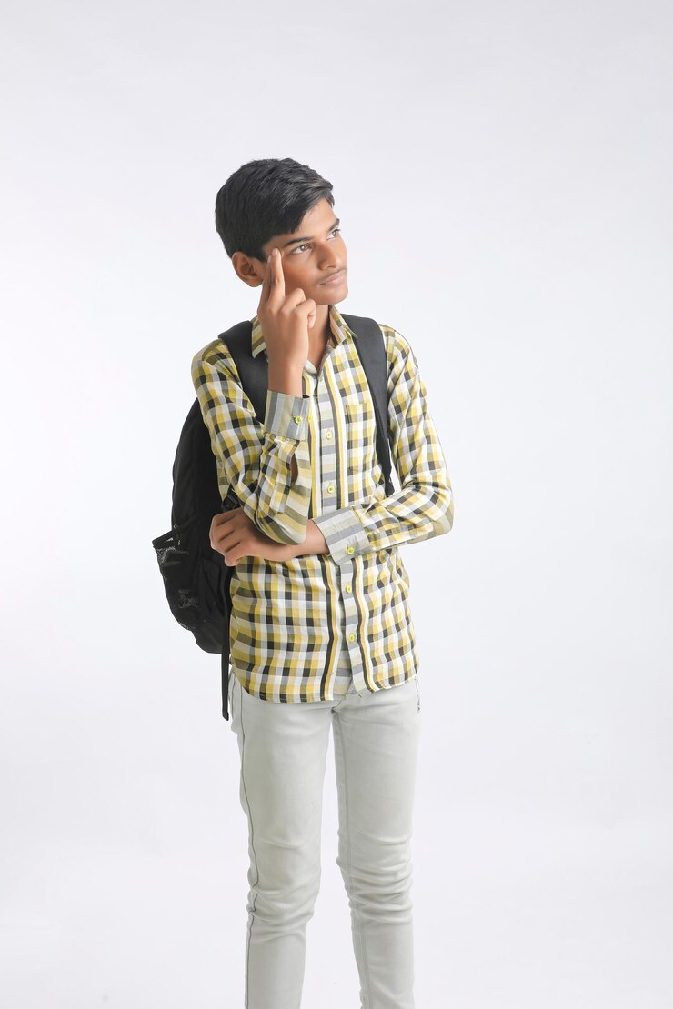 Étudiant indien donnant l'expression sur fond blanc
