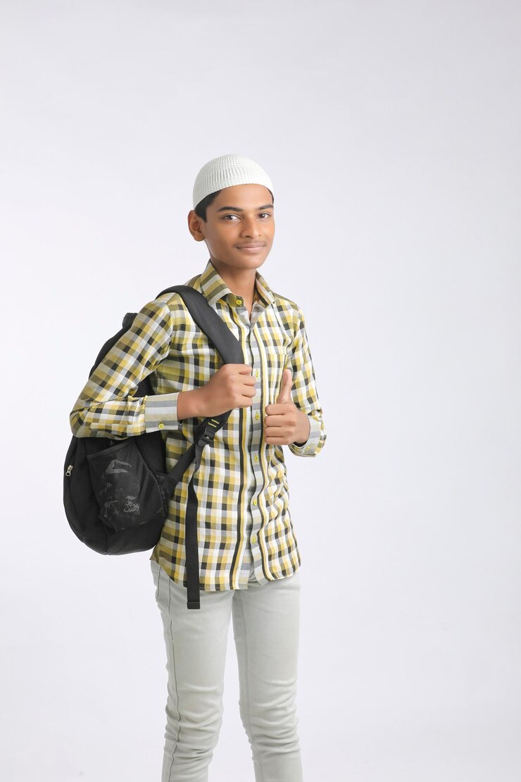 Étudiant indien donnant l'expression sur fond blanc