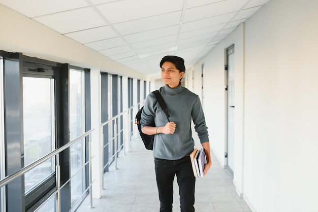 Étudiant indien à l'université.