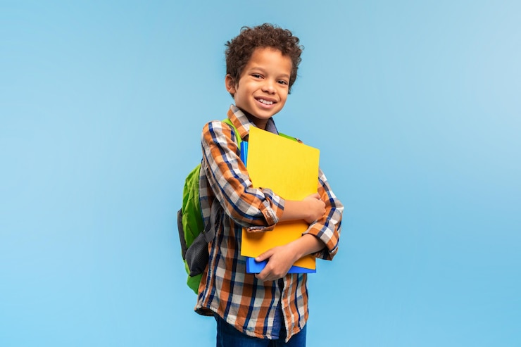 Photo étudiant intelligent avec des dossiers et un sac à dos au fond bleu
