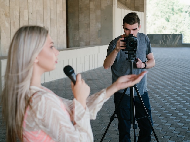 Étudiant journaliste de télévision. une équipe de jeunes filme un reportage. concept de presse de télécommunication de diffusion de télévision de journalisme