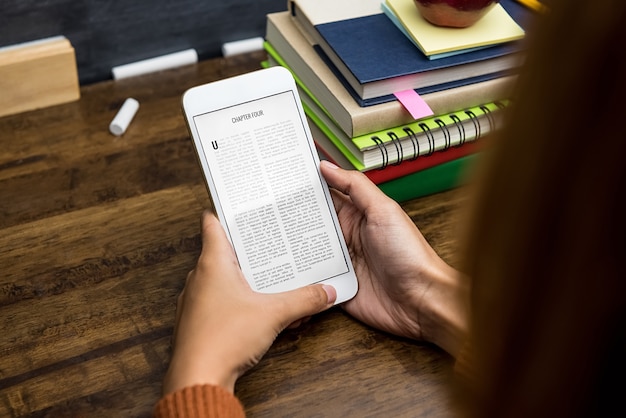 Photo Étudiant, lecture, livre électronique numérique, de, tablette