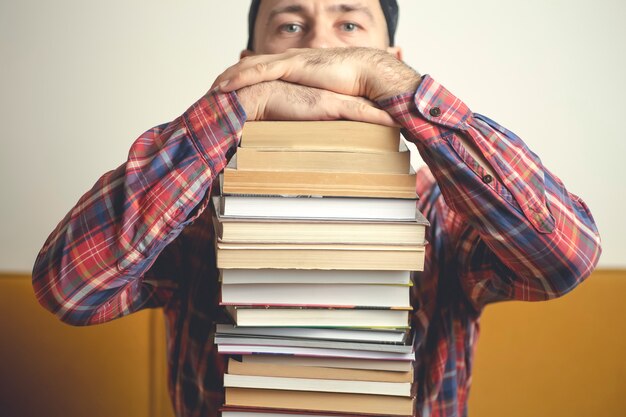 Étudiant Avec Des Livres Sur Une école