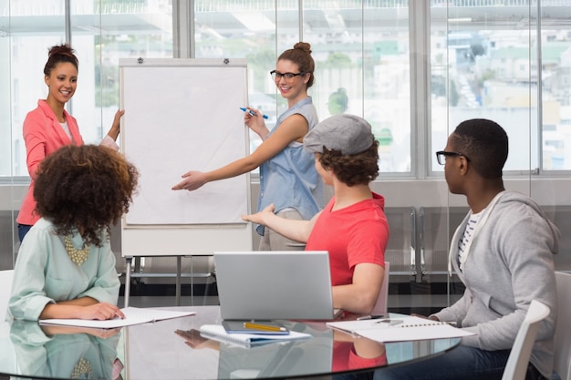 Photo Étudiant de mode donnant une présentation