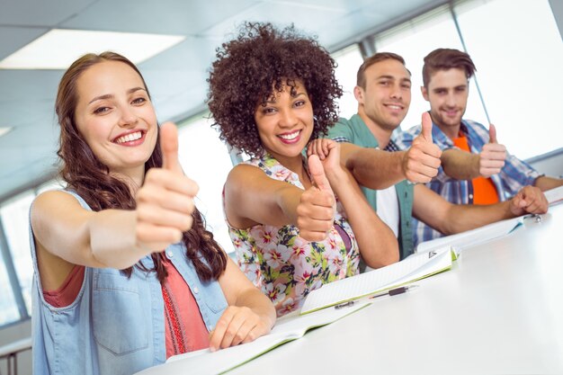 Photo Étudiant de mode, souriant à la caméra avec les pouces vers le haut