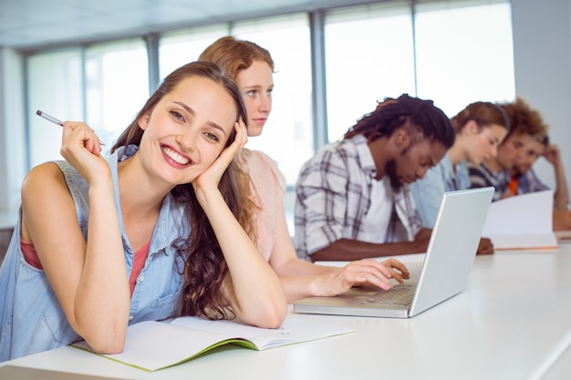 Étudiant de mode souriant à la caméra