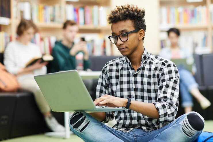 Photo étudiant noir garçon prépare la recherche
