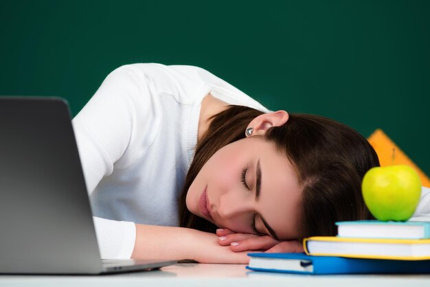 Photo Étudiant qui dort pendant une conférence dans une salle de classe portrait d'une écolière fatiguée allongée et endormie à