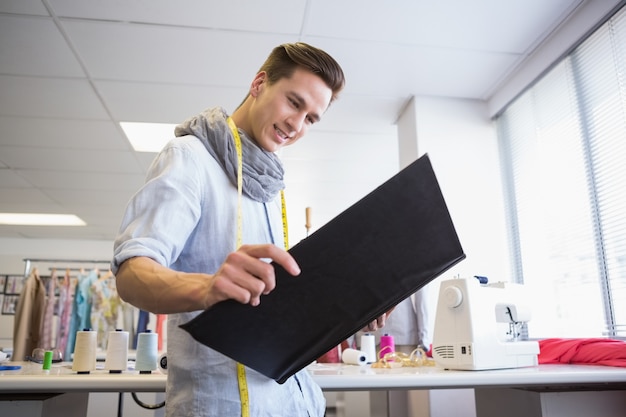 Étudiant regardant cahier de photos