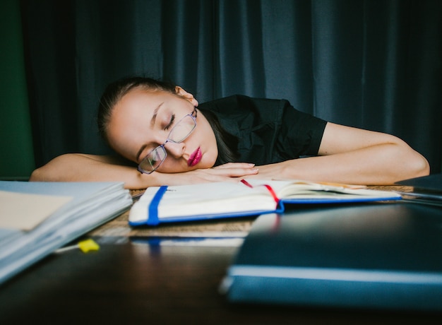 L&#39;étudiant s&#39;est endormi à la maison à faire ses devoirs