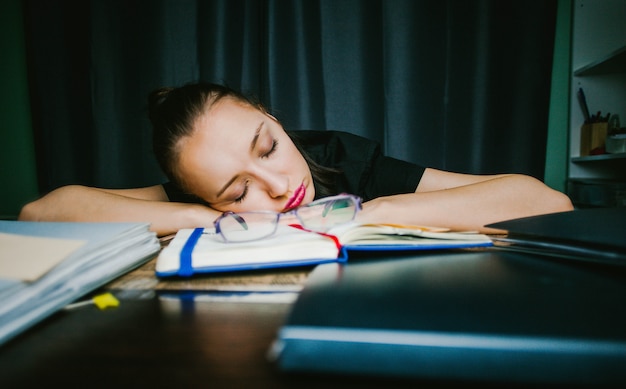 L&#39;étudiant s&#39;est endormi à la maison à faire ses devoirs