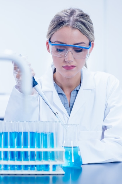 Étudiant en sciences utilisant une pipette dans le laboratoire