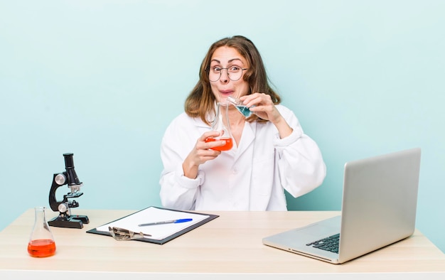 étudiant scientifique yoman travaillant