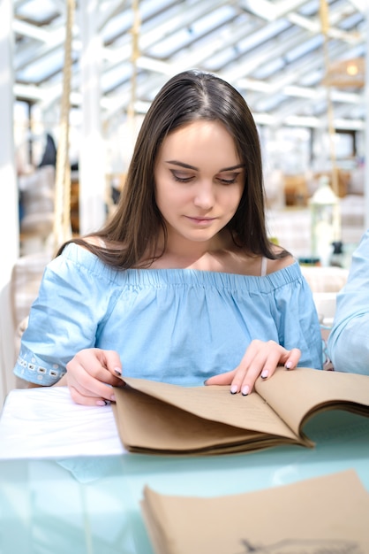 Un étudiant se préparant à l'examen