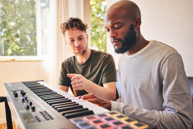 Photo Étudiant de sexe masculin apprenant et piano avec professeur pour l'éducation ou la créativité avec diversité cours de musique et clavier avec homme noir et instructeur ou performance en tant qu'artiste à domicile avec formation