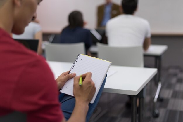 étudiant de sexe masculin prenant des notes en classe. concept d'éducation commerciale, jeune homme d'affaires occasionnel en formation séminaire