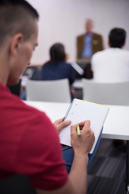 Photo Étudiant de sexe masculin prenant des notes en classe. concept d'éducation commerciale, jeune homme d'affaires occasionnel en formation séminaire