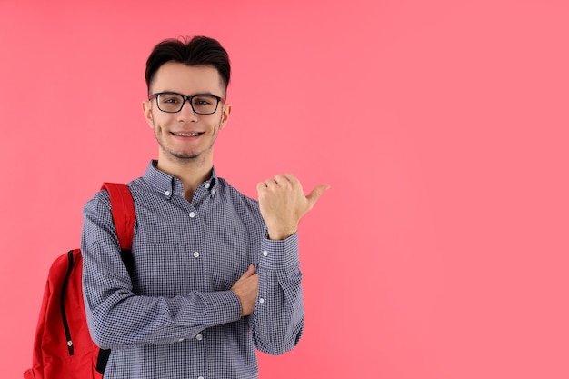 Étudiant De Sexe Masculin Avec Sac à Dos Sur Fond Rose