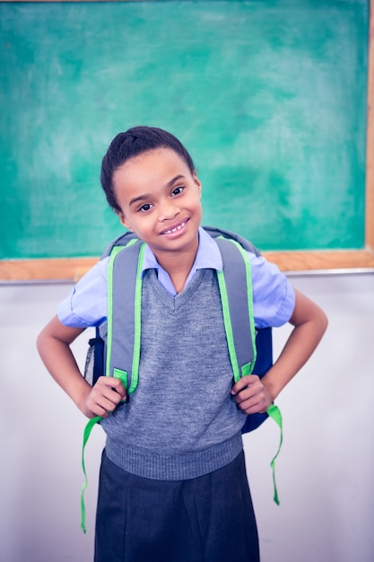 Étudiant souriant et portant un sac d&#39;école