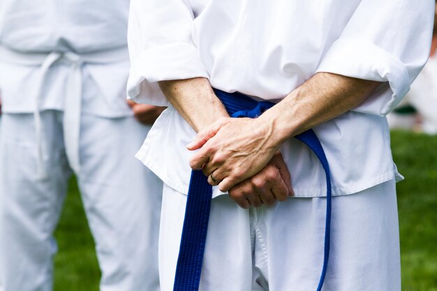 Photo Étudiant de tae kwon do pratiquant dans le parc.