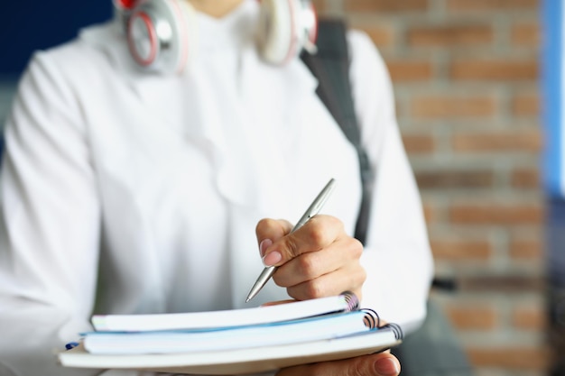 L'étudiant tient une pile de livres pour se préparer à l'examen à l'université ou en parascolaire