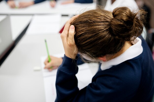 Un étudiant travaillant à la bibliothèque