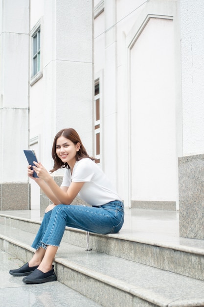 Un étudiant universitaire tient une tablette