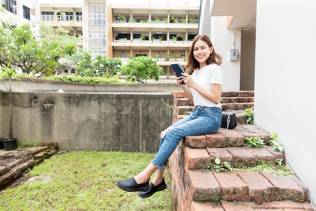 Un étudiant universitaire tient une tablette