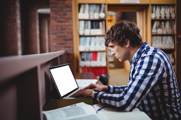 Étudiant, utilisation, ordinateur portable, bibliothèque