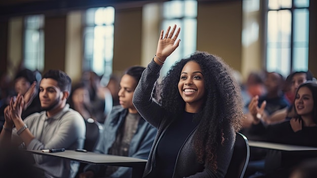 Une étudiante afro-américaine heureuse lève la main pour poser une question pendant une conférence en classe.