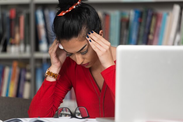 Une étudiante collégienne stressée par ses devoirs