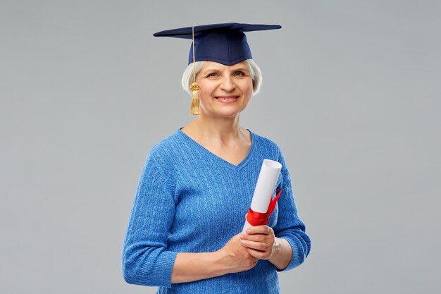 Photo Étudiante diplômée heureuse avec un diplôme