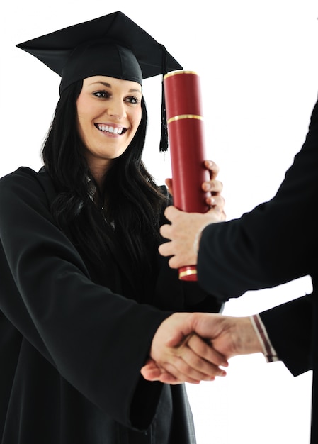 Photo Étudiante diplômée en robe recevant un diplôme