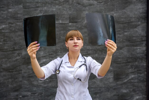 Photo une étudiante infirmière examine la radiographie du pied. notion médicale.