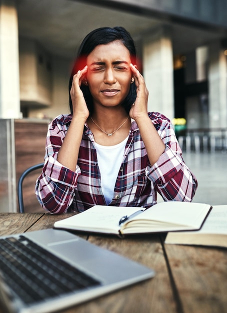 Photo Étudiante et maux de tête dans l'épuisement dû au stress ou l'anxiété due au surmenage ou aux études sur le campus personne de sexe féminin ou étudiante stressée souffrant de douleurs à la tête