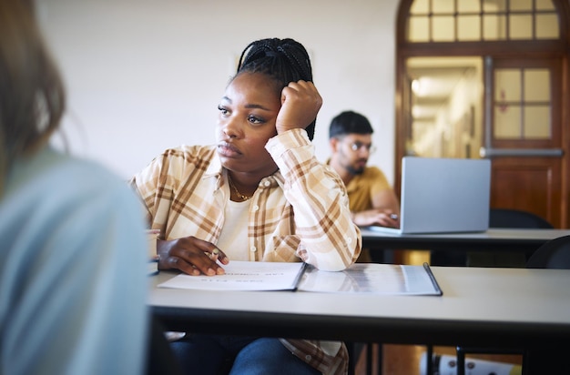Étudiante noire et dépression avec épuisement professionnel en santé mentale et en éducation triste pendant l'apprentissage et femme déprimée